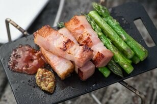 “調理テストで検証” アウトドア雑誌付録の「ミニグリル鉄板」で ”厚切り肉” を美味しく焼くコツ＜後編＞