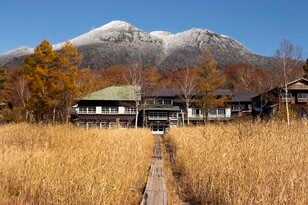 燃えるような紅葉「秋の尾瀬ヶ原」日本百名山「至仏山＆燧ヶ岳」との “コラボ絶景” ハイキング！  鳩待峠から竜宮十字路・見晴「現地レポ」