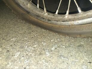 【実体験】アウトドア遠征先でタイヤがパンク！  その時「何をする」？  バイクツーリングで遭遇、保険会社への連絡でわかった「やることリスト」