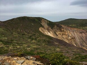 この夏行きたい「ロープウェイで登山」！ 栃木県と福島県の県境「活火山・那須岳」のダイナミックな絶景