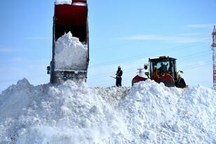 除雪あとの「巨大な雪壁」の行く末とは！？  知られざる「排雪現場」驚異の大型トラック「世界No.1“キワ攻め”テク」実見＆意外なプロセス「翌7月まで」 札幌市・雪堆積場インタビュー