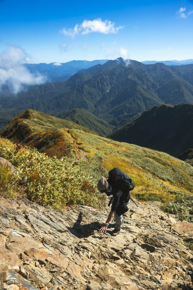 【登山】“滝雲”の名所、枝折峠！  遥かなる稜線を辿る紅葉の百名山「越後駒ヶ岳」へ   新潟県 2026年の画像005