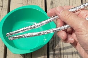 【ショップ店員に聞く！ 知っトクと便利「キャンプテクニック」】「あっ、箸を忘れた！」そんなときの「枝の技」〈アルペントーキョー vol.5〉