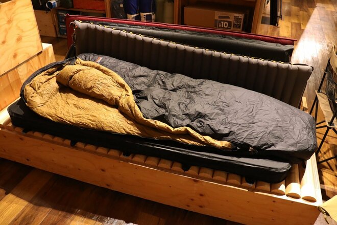 【ショップ店員に聞く！ イチ推しアウトドアギア】冬のテント泊はダウンたっぷりのシュラフが一番！  定番ナンガ「オーロラ」オリジナルモデル・3タイプ〈アルペントーキョー vol.21〉の画像001