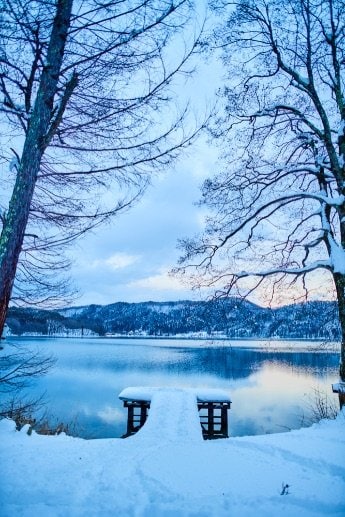 だからやめられない！＞「真っ白な湖畔の雪中キャンプ」でしか見られ