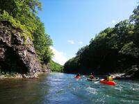 北海道の絶景秘境「沙流川」を下る！  軽量・コンパクトなパックラフトでの「HOKKAIDO WILD」な川旅の魅力とは？