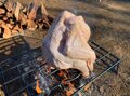 初心者でも「道具ゼロ」から総額4500円で楽しめる豪快バーベキュー料理「ビア缶チキン」！  調理の一部始終と「予想外すぎる」衝撃結果の画像003