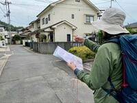 スマホに頼らない山歩き「地図読み」講座！ スタート直後にまさかの “逆方向” に歩き出し… 大切な「3つのこと」＆チャレンジの結果は！？