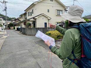 スマホに頼らない山歩き「地図読み」講座！ スタート直後にまさかの “逆方向” に歩き出し… 大切な「3つのこと」＆チャレンジの結果は！？