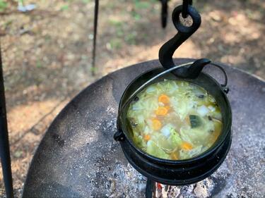 キャンプでもキッチンでも ダッチオーブンで作る 放っておいてもウマい 超絶レシピ キャンプ ニュース Bravo Mountain