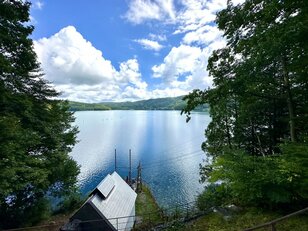 白馬の人気カフェ「ao LAKESIDE CAFE」オープンから始める「青木湖＆中綱湖」絶景さんぽ！  雄大「北アルプス」と地元グルメも満喫「モーニング・ランチ」レポ