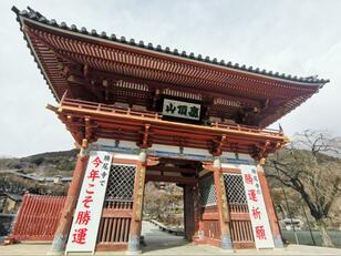 本格受験シーズンに行くべき勝運の寺とは？  大阪府・勝尾寺「圧巻のダルマまみれ」と「意外な読み方」の由来