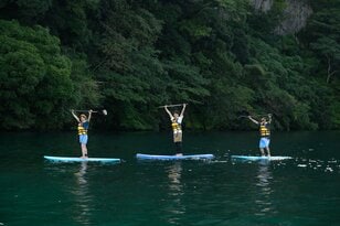 【鹿児島県 指宿市】九州最大「池田湖」のSUPは開放感がたまらない！ 「砂むし温泉」で体を癒し、民泊＆バルで心をゆるめる