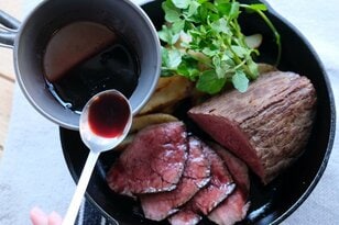 「スキレット1つ」でウマく焼ける！  クリスマスにもぴったりな “絶品ローストビーフ” の作り方【季節の外ごはん vol.26】
