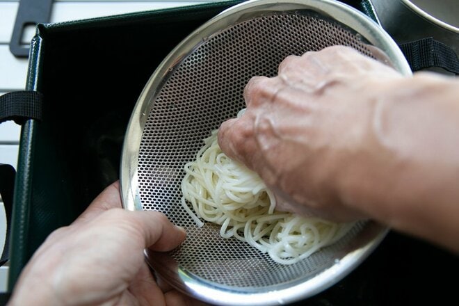 「そうめん × 缶詰」ぬめりを取るだけじゃないの？　茹でたそうめんを洗う本当の理由とは【缶詰博士の缶たん”CAN”P料理 vol.70】の画像002
