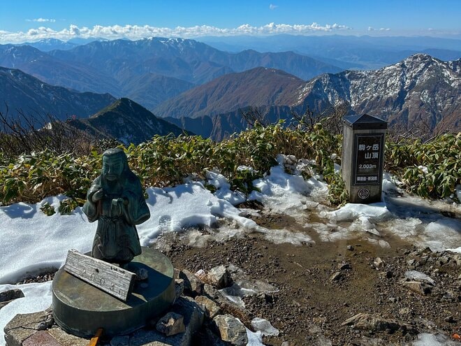 【日本百名山】「この時期だけの絶景！」雪化粧した“越後駒ヶ岳”と素晴らしい紅葉のコントラスト＆圧巻の“枝折峠”の滝雲《新潟県》2023年の画像008