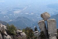 新緑の季節「御在所岳」で「中道＆裏道」ハイキング！　奇石 “イルカ岩”・展望スポットからの絶景・下山後は温泉！「レポート」