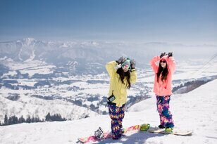 長野県有数の豪雪エリア・飯山の超メジャー2大スキー場「斑尾高原」「戸狩温泉」！「ディープパウダーの雪」と「オールレベル向け」の魅力！