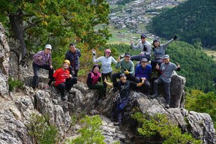紅葉色づく京都 “金毘羅山”で「コロンビア登山学校」開催！  岩に親しみ、取りつき、歩く「岩場のノウハウ」トレッキングレポート