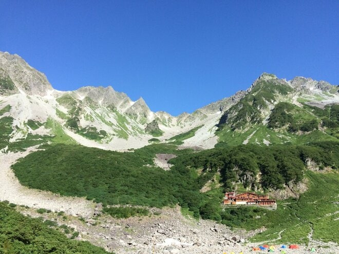 【特集 そこに山小屋を興して】北アルプス山小屋ヒストリー 第10回『涸沢小屋』 ともに山を楽しむ「仲間」として “従業員にも登山者にも「自分たちの山小屋」だと感じてもらいたい”  2025年の画像003