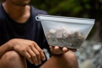 ダイソーの“コスパ最強”「シリコーン保存袋」！「調理・保存・防水」多様に使える「アウトドアの新定番」