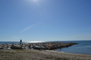かつてない意外な楽しみ… 淡路島を望む「秋のビーチキャンプ」で味わう夕日と焚き火！  利用のための「4つの注意点」とは？