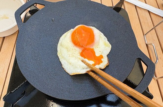 100均ダイソー「キャンプマルチグリドル」 キャンプ飯の “もう一品” に、20cm・770円のモデル「使ってみた」メリット＆気になる点の画像003