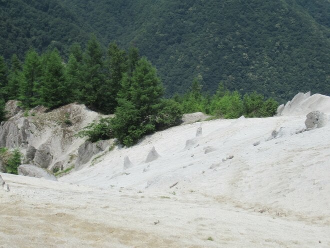 南アルプスの山の上で常夏気分！？  真っ白な砂浜が広がる「日向山」はまるで“天空のビーチ”【山梨県北杜市】の画像009