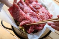 【SNSで話題の超簡単せいろ活用術】 春キャンプにぴったりな「ごちそう蒸しすき焼きセット」って？
