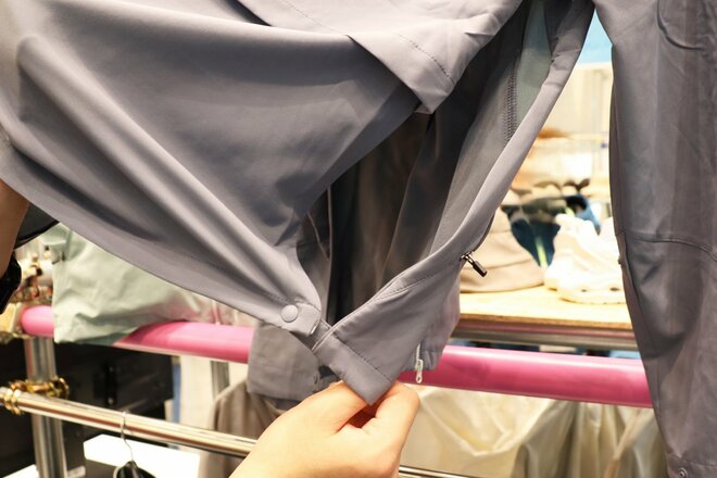 【ショップ店員に聞く！ 注目のアウトドアウェア】着たほうが涼しくなる！  まさかの “フルクローズ” 長袖パーカー「XShelter 暑熱α フーディー」 16の機能搭載で夏アウトドアは超快適に！〈ワークマンvol.1〉の画像007