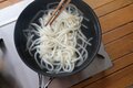 暑い日にあえて熱々を食す！  冷凍うどんで時短キャンプ飯「豚肉となすの薬味たっぷりつけうどん」【季節の外ごはん vol.48】の画像009