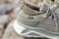 【分厚いソールが膝に優しい】HOKAの人気モデル「KAHA」がリニューアルの画像003