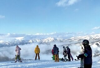 標高1276m の山頂からは、白銀に覆われた美しい山々を望むことができる