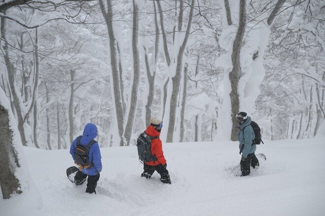 「青森スプリング・スキーリゾート」  新サービス “リゾートガイドツアー” にレジェンド・スノーボーダーと参加！  ハイク不要の “パウダースノー” 堪能レポート！【青森県鯵ヶ沢町】の画像002