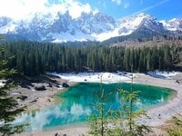 バスを降りると目の前にため息が出るような絶景が！「イタリアで最も美しい湖」とも呼ばれるユネスコ世界自然遺産ドロミティのカレッツァ湖へ【ブーツの国の街角で vol.05「ボルツァーノ郊外」】