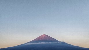 「富士山」だれもが一度は登りたい“日本最高峰”  登頂の達成感はひとしお！ ポイントはどこで御来光を拝むか【首都圏発！週末に行ける百名山ガイド vol.14】