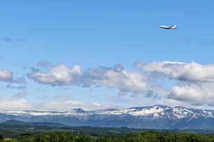 飛行機で行く北海道「手ぶらキャンプ」！  旭川空港から1時間以内、大自然の「コテージ泊」と「温泉」が楽しめるキャンプ場3選！