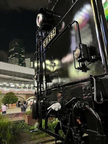 鉄道の日」SL広場に展示されているC11は新橋とは縁も所縁もない蒸気
