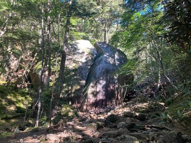 曇り空でも絶景を堪能できる！ ド迫力「巨岩・奇岩のある山」5選