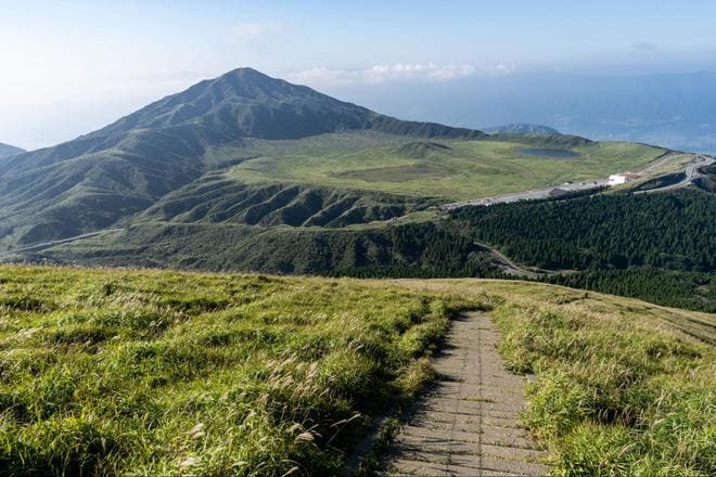 写真 現地在住ライターが教える 山歩き初心者でも 雄大な阿蘇 を満喫できる 杵島岳トレッキング の魅力と 地球を感じる絶景写真 合計3枚 登山 ニュース Bravo Mountain