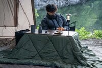 【ショップ店員に聞く！ イチ推しアウトドアギア】冬キャンプでの「こたつ」スタイルに！  ぬくぬく過ごせる、布団と天板のセット〈アルペントーキョー vol.20〉