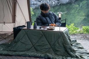 【ショップ店員に聞く！ イチ推しアウトドアギア】冬キャンプでの「こたつ」スタイルに！  ぬくぬく過ごせる、布団と天板のセット〈アルペントーキョー vol.20〉