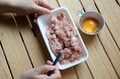 “夏キャンプで屋台気分”を味わえる！？  卵焼き器で焼く「スクエアつくね」がビールにぴったり！【季節の外ごはん vol.43】の画像003