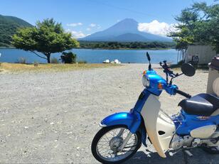 アウトドアでも根強い人気！  ホンダの小型オートバイ「スーパーカブ」シリーズ！  キャンプ＆ツーリングで愛用者が多い理由とは？