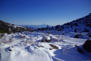 じつは八ヶ岳イチの展望が見られる特等席！「八ヶ岳ブルー」の向こうに聳える富士山が最高＜後編・編笠山＞【今日も山旅気分 vol.17】