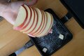 寒い日に食べたい贅沢おやつ！  ホットサンドメーカーで作る「アップルパイ風トースト」【季節の外ごはん vol.59】の画像001