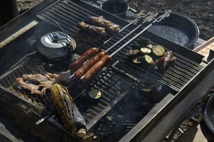 連休前に知りたい！「薪 vs 炭」BBQ料理に向いているのはどっち？【焚き火の話vol.30】