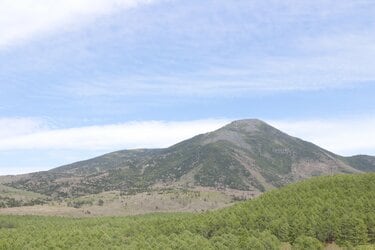 蓼科山」別名“諏訪富士” 見渡す限り岩だらけの山頂は360度“名峰”に囲ま 