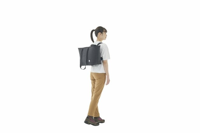 フィールドでの荷運びは「肩掛け・背負い」のスムーズ変身でラクラク！  ロゴスの2WAYクーラーバッグ「スタンダード トートリュック クーラー」の画像