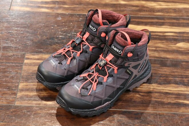 【ショップ店員に聞く！ イチ推しアウトドアギア】2つの「靴ひも＆ソールパターン」が斬新かつ機能的！  アク「ロケットミッド」ウィメンズ〈石井スポーツ 登山本店 vol.4〉の画像001